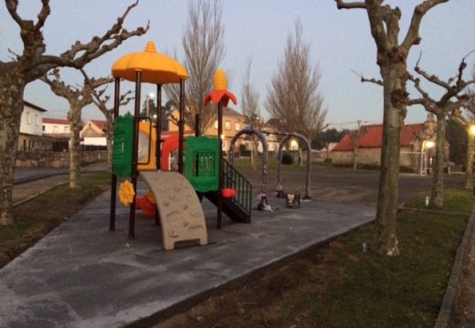 O concello mellora os parques infantís en Carreira, Sirves e Artes e instala dous parques de barras na cidade de Riveira